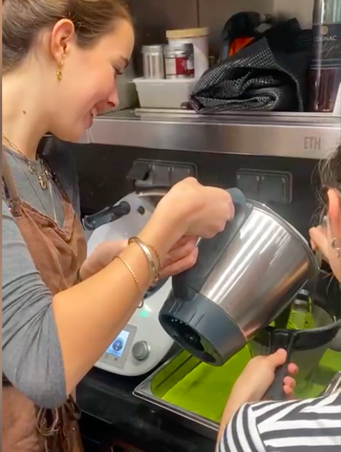 Les élèves en cuisine du restaurant La Maison de Pierre*